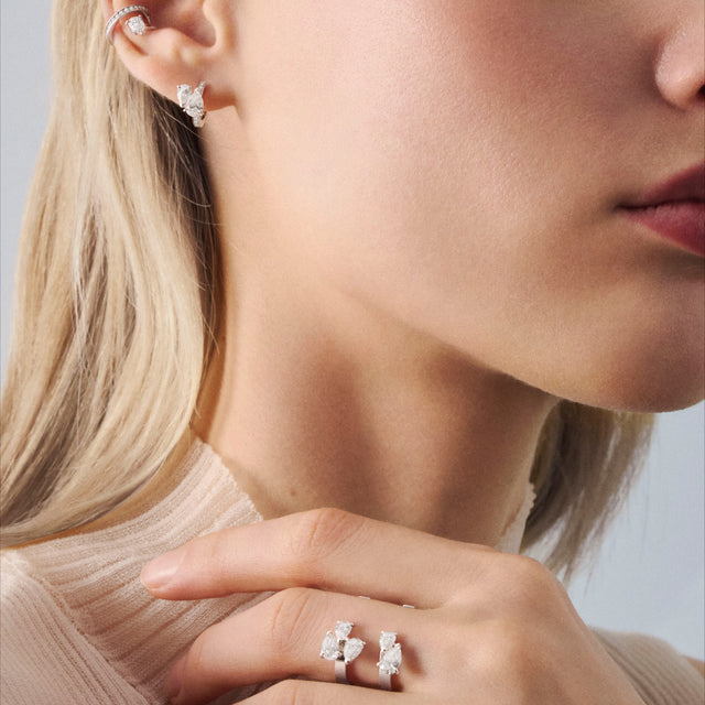 Serti sur Vide ring set with 5 diamonds